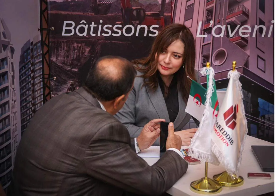 A meeting at an exhibitor stand during the summit